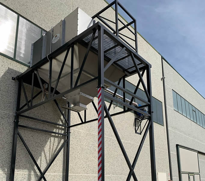 Stoccaggio-Selezione Silos con relativa struttura per lo stoccaggio della frutta secca all’esterno di uno stabilimento