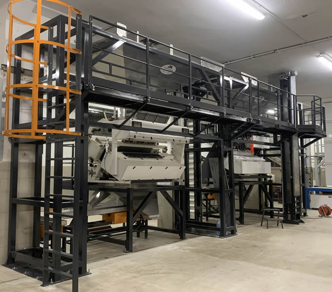 Selezione-stoccaggio Linea di selezione e stoccaggio per la frutta secca composta da due selezionatrici elettroniche, due silos di stoccaggio e struttura di sostegno e per la manutenzione dei macchinari